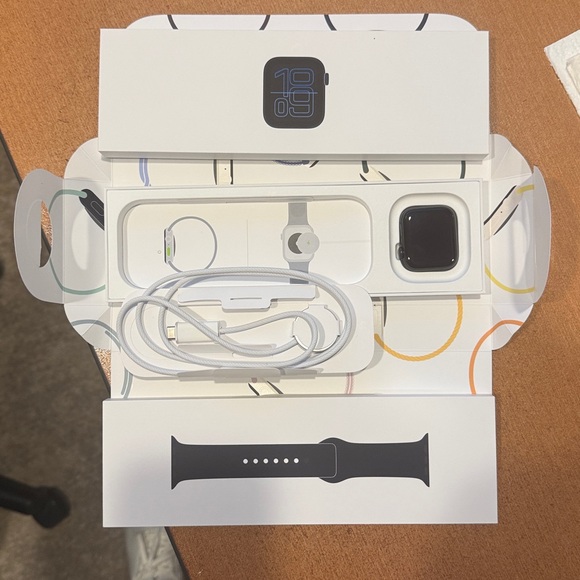 NWT- Apple Watch SE3 40mm Midnight